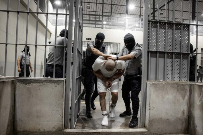 Bukele y Trump actúan fuera de los marcos legales con el envió a El Salvador de migrantes Bukele y Trump actúan fuera de los marcos legales con el envió a El Salvador de migrantes