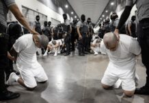 Trump invoca la Ley de Enemigos Extranjeros para deportar a miembros del Tren de Aragua deportados