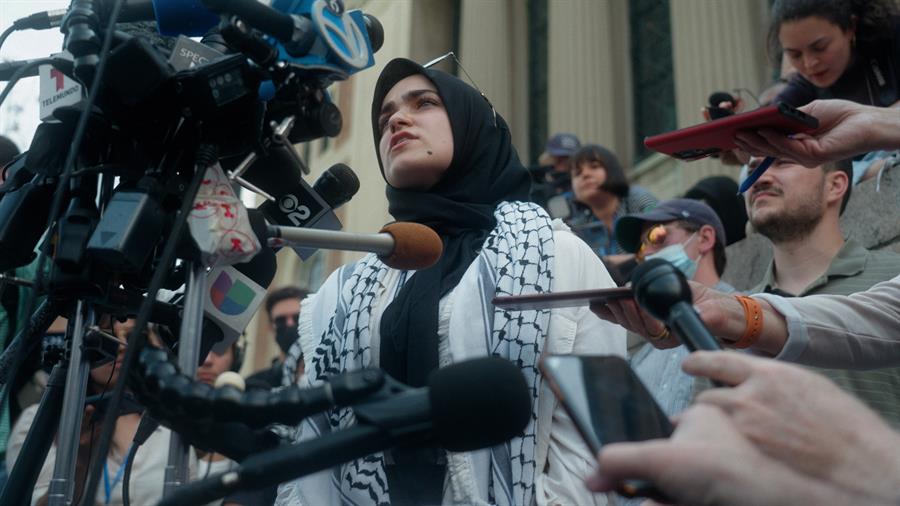 escena del documental 'The Ecampments' donde aparece la estudiante Sueda Polat