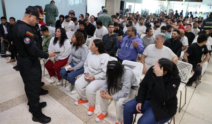 migrantes a su llegada al aeropuerto internacional Simón Bolívar migrantes