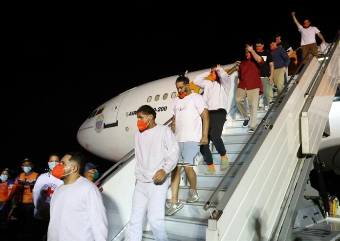 migrantes bajar de un avión este viernes, en el Aeropuerto Internacional Simón Bolíva migrantes