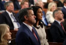 Trump le retira el reporte de inteligencia a Biden y quita permisos a gente de su Gobierno ohn Ratcliffe (L) and Director of National Intelligence Tulsi Gabbard