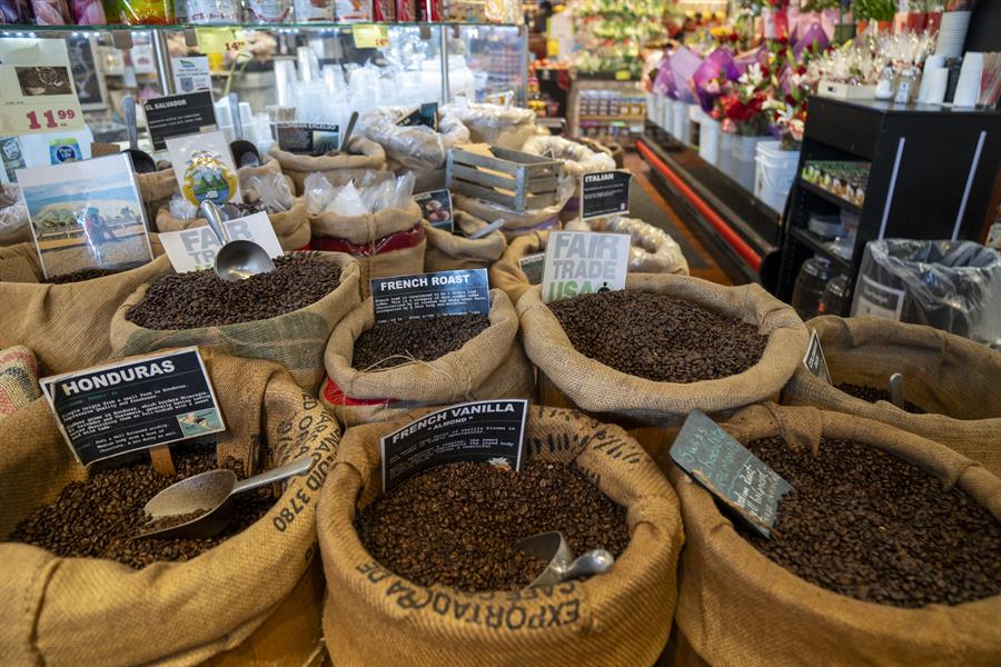 sacos de caf&eacute; en un supermercado en Queens, Nueva York