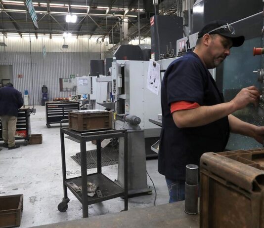Minoristas de EE.UU. alertan que los aranceles harán subir los precios de los productos trabajador en una maquiladora, en Ciudad Juárez