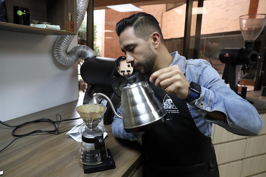 un hombre preparando caf&eacute; colombiano en Bogot&aacute;
