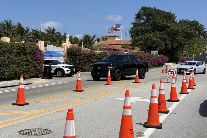 vía delimitada por conos este sábado, en Palm Beach