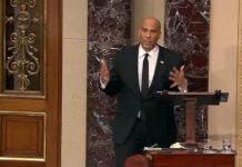 Un senador demócrata da un discurso durante más de 17 horas como protesta contra Trump Cory Booker