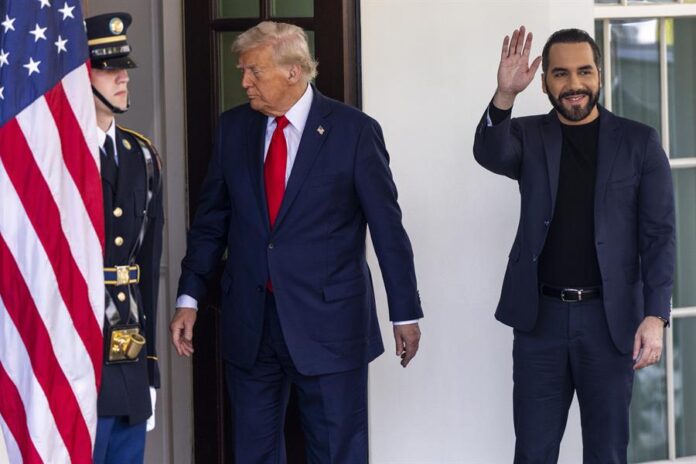 Donald J. Trump, saluda al presidente de El Salvador, Nayib Bukele, Donald J. Trump
