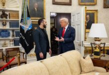 Donald Trump (d) dando la bienvenida al presidente de El Salvador, Nayib Bukele
