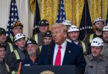 Rodeado de mineros, Trump firma ordenes ejecutivas para impulsar la industria del carbón
