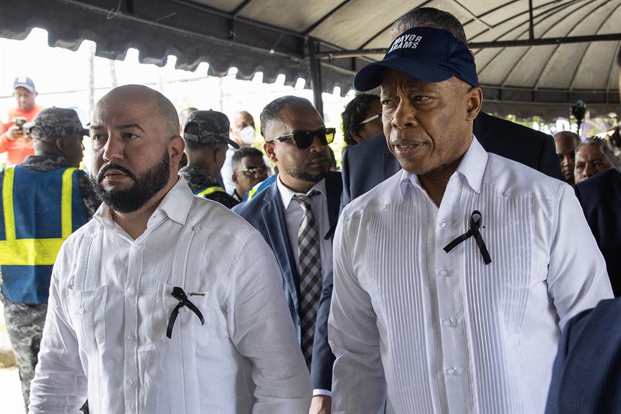 El alcalde de Nueva York, Eric Adams (d), recorre los exteriores de la discoteca Jet Set