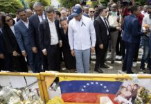 El alcalde de Nueva York, Eric Adams, recorre los exteriores de la discoteca Jet Set