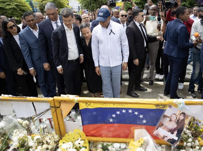 El alcalde de Nueva York, Eric Adams, recorre los exteriores de la discoteca Jet Set