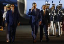 El secretario estadounidense de Defensa, Pete Hegseth (c), es recibido por el ministro de Seguridad de Panamá, Frank Ábrego