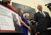 El senador por Maryland, el demócrata Chris Van Hollen (d), habla junto a Jennifer Vásquez