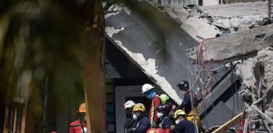 Equipos de rescate trabajan en la búsqueda de víctimas al interior de la discoteca Jet Set (2)