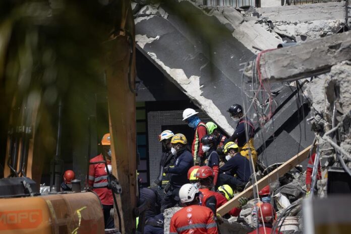 Equipos de rescate trabajan en la búsqueda de víctimas al interior de la discoteca Jet Set (2) Equipos de rescate trabajan en la búsqueda de víctimas al interior de la discoteca Jet Set (2)