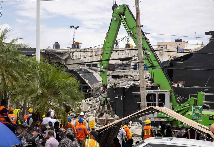 Equipos de rescate trabajan en la búsqueda de víctimas al interior de la discoteca Jet Set