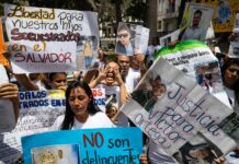 Una jueza en Colorado detiene la deportación a El Salvador de un centenar de venezolanos Familias de venezolanos en El Salvador exigen pruebas de vida de sus parientes detenidos
