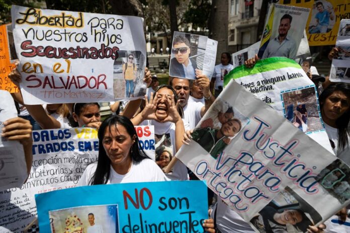 Familias de venezolanos en El Salvador exigen pruebas de vida de sus parientes detenidos