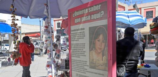 Fotografía de un cartel de búsqueda de personas desaparecidas este domingo, en una calle de Ciudad Juárez