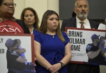 Esposa del hombre deportado por error defiende su inocencia y carga contra Trump y Bukele Jennifer Vásquez (c), la esposa de Kilmer Ábrego García, el migrante salvadoreño