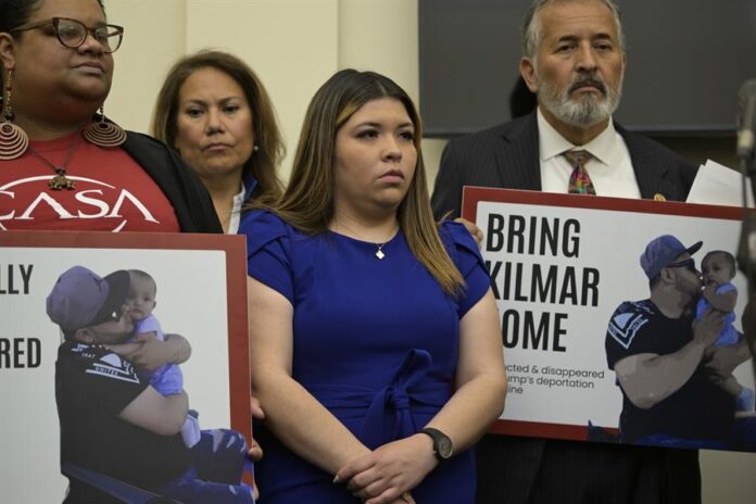 Jennifer Vásquez (c), la esposa de Kilmer Ábrego García, el migrante salvadoreño Jennifer Vásquez (c), la esposa de Kilmer Ábrego García, el migrante salvadoreño