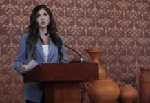 EE.UU. estima que los migrantes enviados a El Salvador deben permanecer allá "toda su vida" Kristi Noem