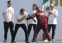 Óscar de la Hoya propone el boxeo como alternativa a los vicios y las adicciones Los exboxeadores Óscar de la Hoya (i), y Julio César Chávez