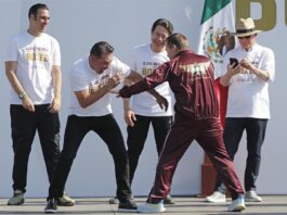 Los exboxeadores Óscar de la Hoya (i), y Julio César Chávez