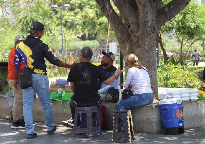 Migrantes ofrecen alimentos y productos a personas este viernes en el municipio de Tuxtla Gutiérrez (2) Migrantes