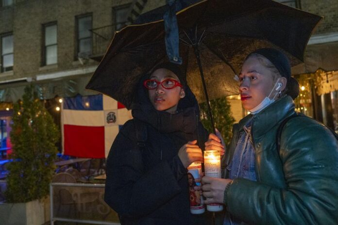 Personas asisten a una vigilia este viernes, en la plaza Quisqueya en Nueva York (1)