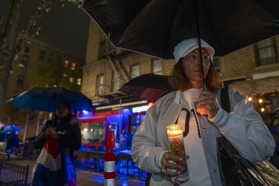 Personas asisten a una vigilia este viernes, en la plaza Quisqueya en Nueva York (2)