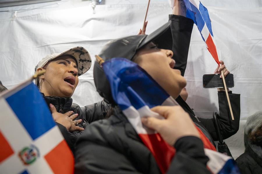 Personas asisten a una vigilia este viernes, en la plaza Quisqueya en Nueva York (3)