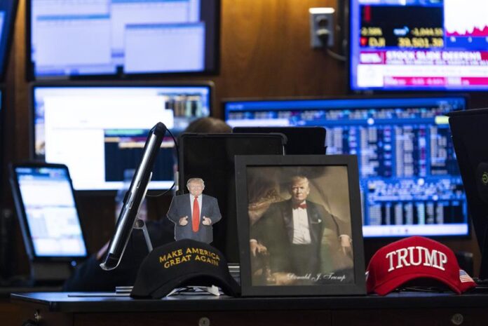 Retratos y gorras del presidente de Estados Unidos, Donald Trump, en la Bolsa de Valores de Nueva York bolsa de valores