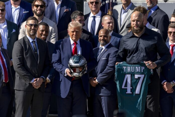 Trump recibe en la Casa Blanca a los Eagles