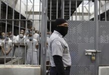 Un hombre custodia una celda en el Centro de Confinamiento del Terrorismo (Cecot)