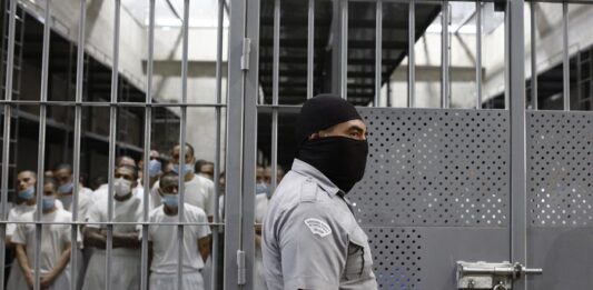 Un hombre custodia una celda en el Centro de Confinamiento del Terrorismo (Cecot)