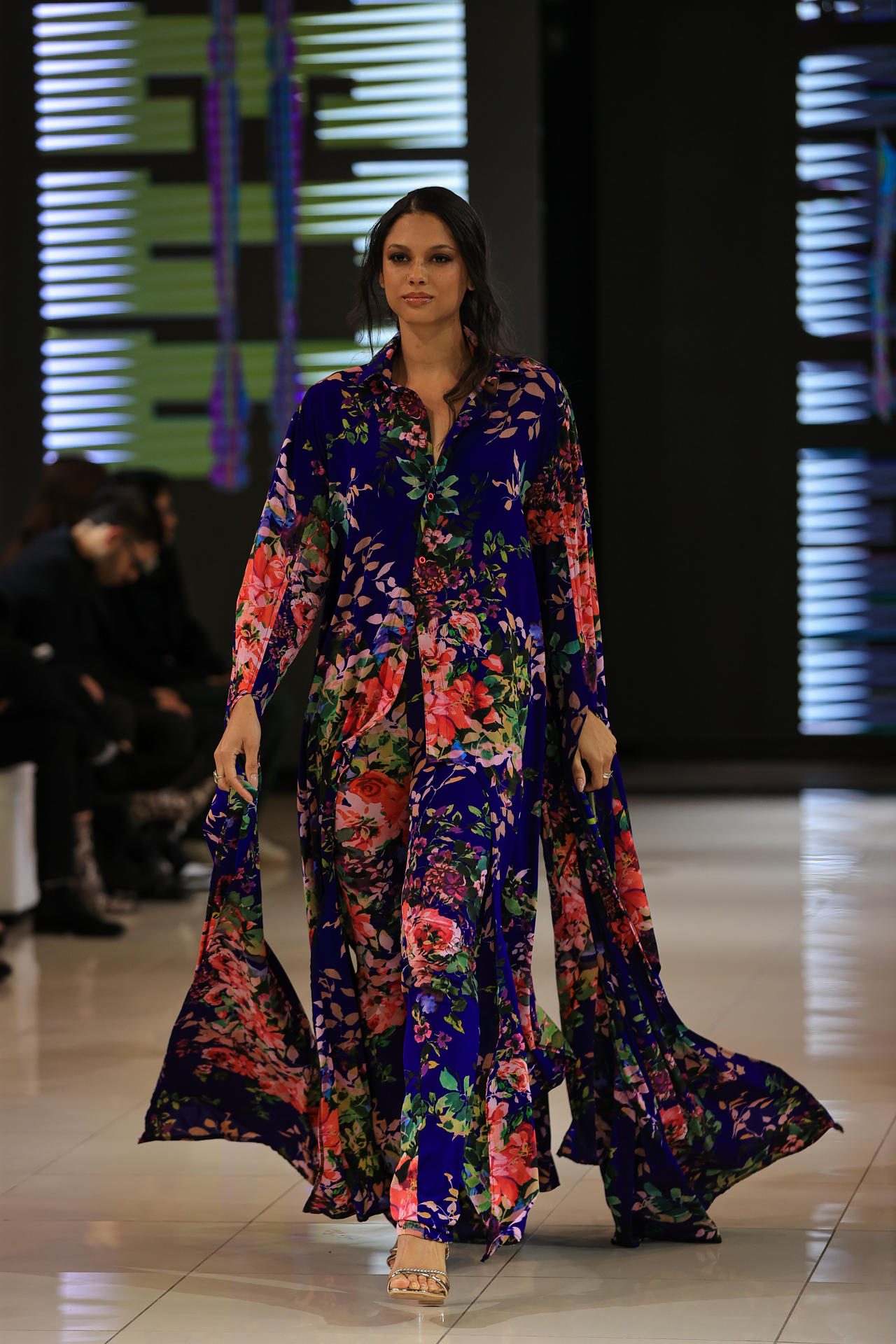 Una modelo luce un dise&ntilde;o de la dominicana Gianina Azar