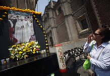 El luto de los mexicanos por el papa Francisco desborda la Basílica de Guadalupe El luto de los mexicanos por el papa Francisco desborda la Basílica de Guadalupe