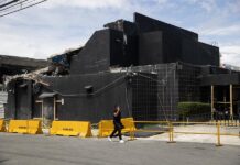 Una persona camina frente a uno de los accesos a la discoteca Jet Set