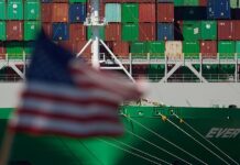 Vista de los contenedores en un carguero en el puerto de Los Ángeles,
