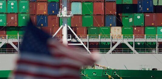 Vista de los contenedores en un carguero en el puerto de Los Ángeles,