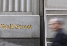 Los futuros de las acciones de EE.UU. se desploman por los aranceles de Trump Wall Street