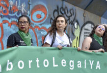 Ciudad de México cumple 18 años de la despenalización del aborto entre avances y retos activistas protestando en el Ángel de la Independencia de la Ciudad de México (