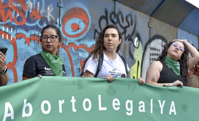 Ciudad de México cumple 18 años de la despenalización del aborto entre avances y retos activistas protestando en el Ángel de la Independencia de la Ciudad de México (