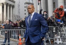 Juez federal desestima las acusaciones de soborno y fraude contra el alcalde de Nueva York