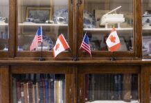 Canadá y EE.UU. chocan por soberanía, automóviles y política comercial banderas de Canada y EE.UU.