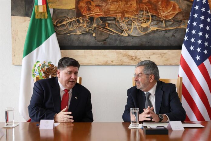 canciller mexicano, Juan Ramón de la Fuente (d) quien recibió al gobernador de Illinois (Estados Unidos), el demócrata J.B. Pritzker