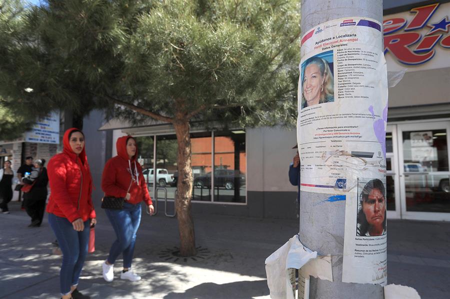 carteles con anuncios de b&uacute;squeda de personas desaparecidas este domingo, en una calle de Ciudad Ju&aacute;rez